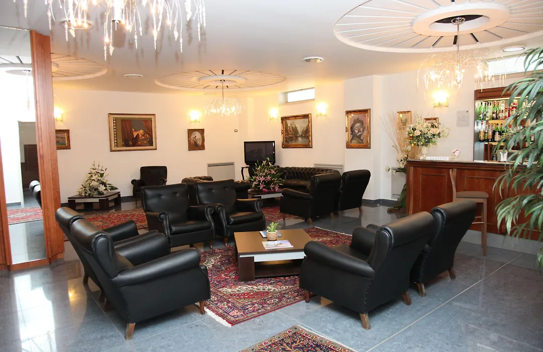 Royal Hotel-1